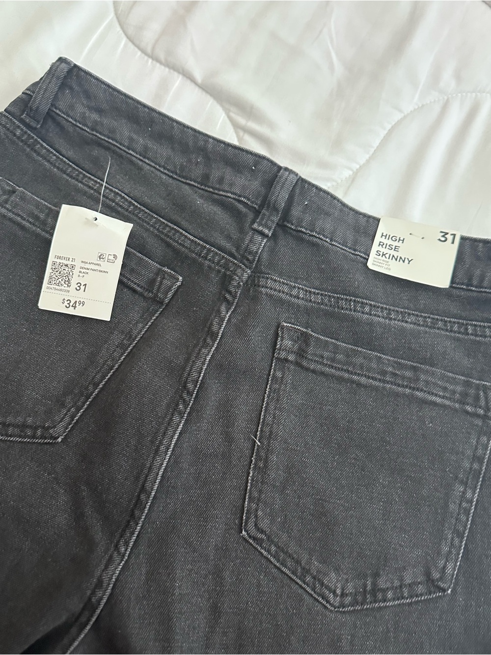 Forever 21 women’s Skinny Jeans - Black - Picture 6 of 8